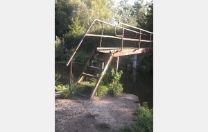 Oui oui, la flèche indique bien qu'il faut traverser cet étroit pont.